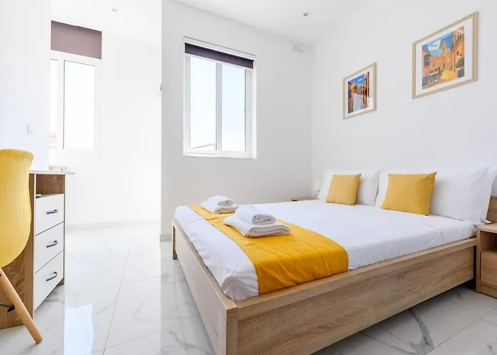 F8 Spacious Flat Apartment Sliema