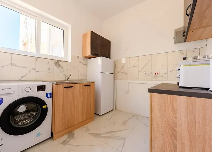 F8 Spacious Flat Apartment Sliema
