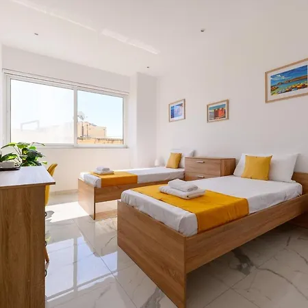 F8 Spacious Flat *
