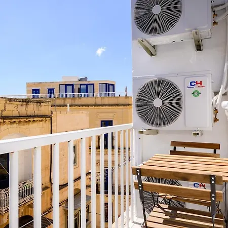 F8 Spacious Flat * Sliema