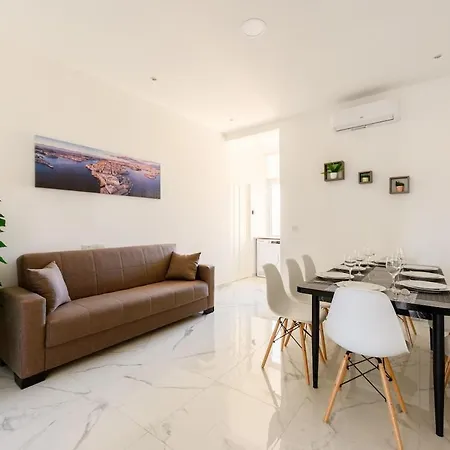 F8 Spacious Flat *