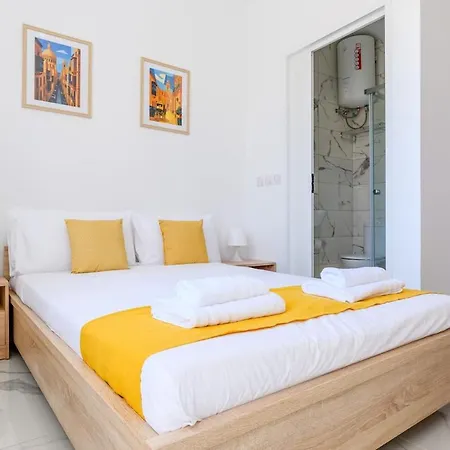 F8 Spacious Flat