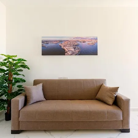 F8 Spacious Flat דירה *