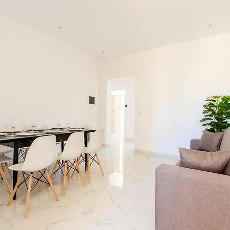 F8 Spacious Flat