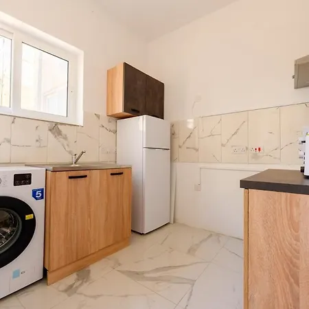 F8 Spacious Flat Apartman Sliema
