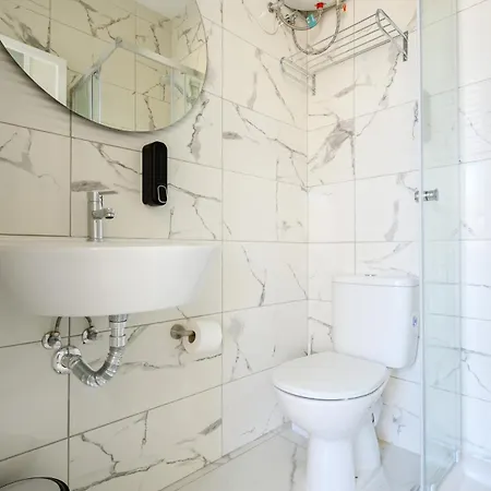F8 Spacious Flat