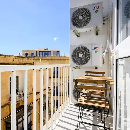 F8 Spacious Flat *