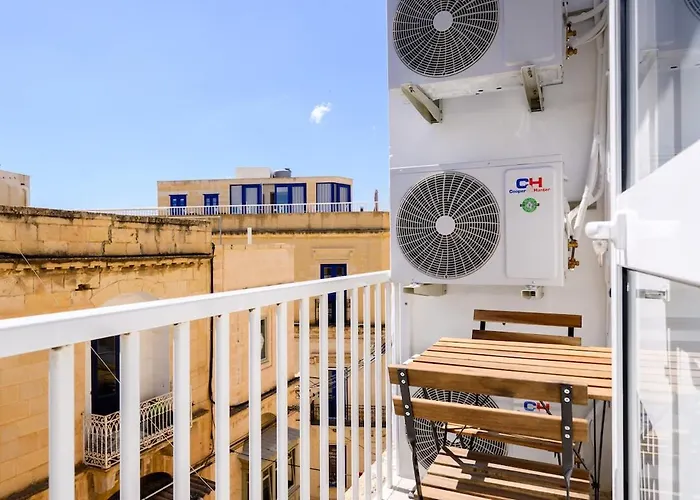 F8 Spacious Flat * Sliema