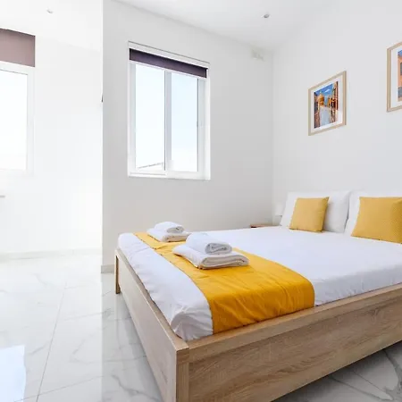 F8 Spacious Flat Lägenhet Sliema