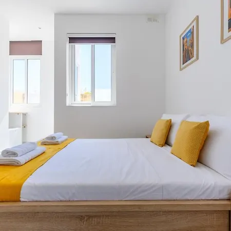 F8 Spacious Flat *